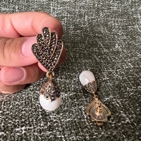 Pearl drop earrings with grey stones w/ backings - Picture 5 of 5